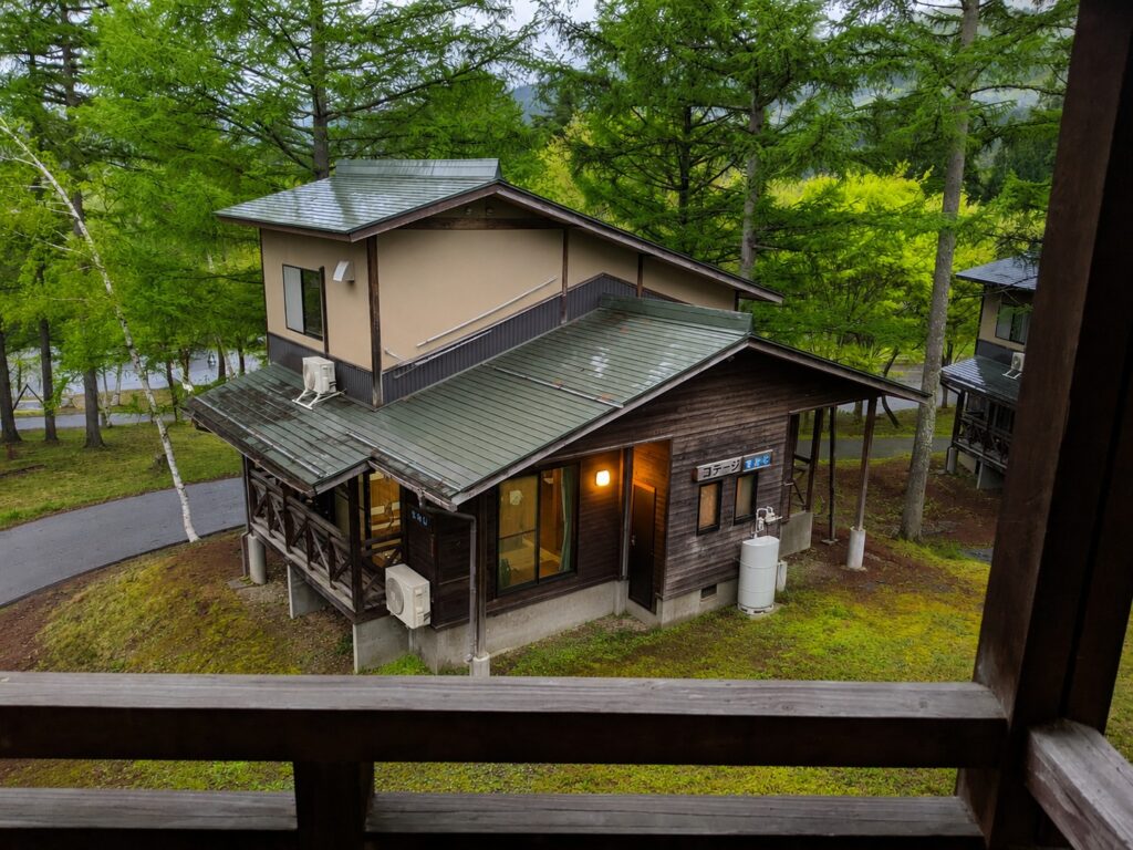 新緑の森に囲まれたコテージ。混浴仲間との宿泊イベントで過ごした静かな時間。