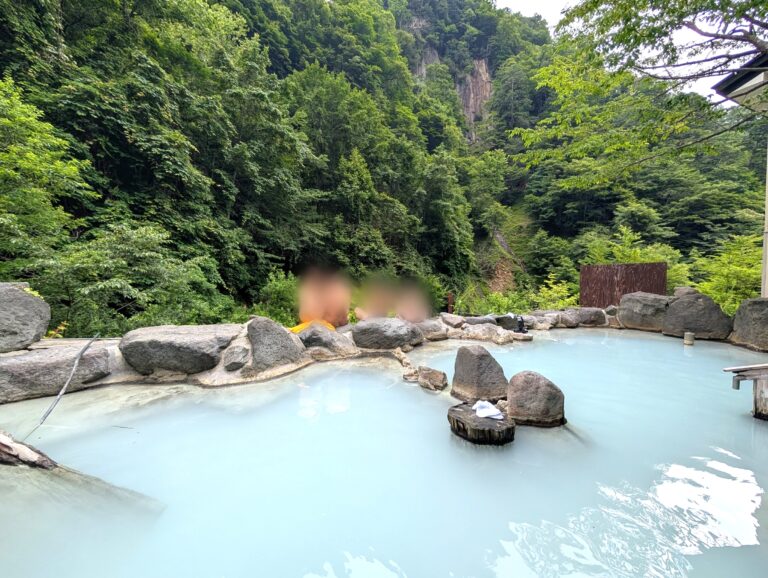 山深い自然に囲まれた加仁湯の白濁した露天風呂