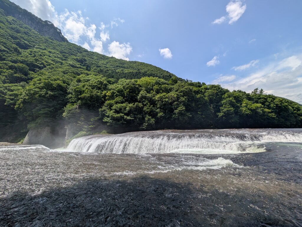 夏の吹割の滝と岩の間を流れる水