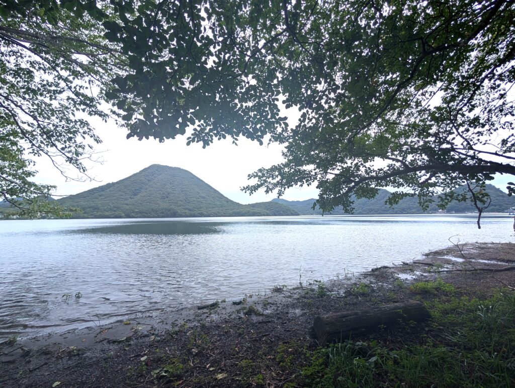 夏の榛名湖の静かな湖畔